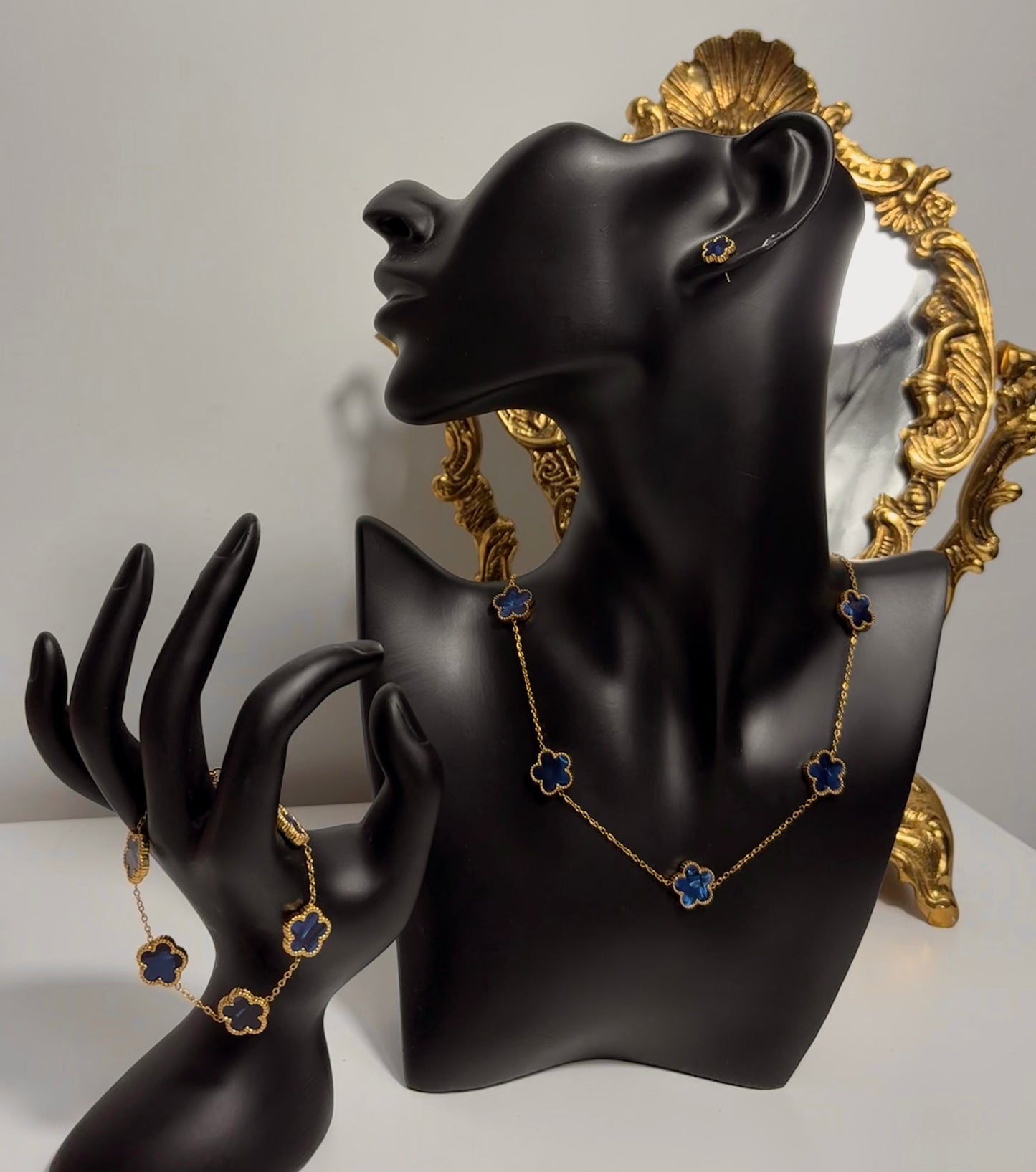 Collier trèfle bleu