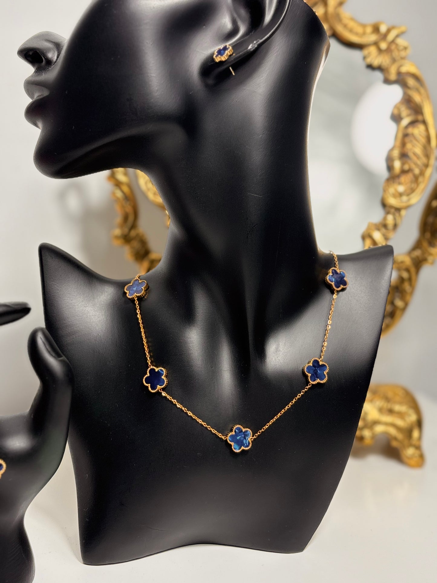 Collier trèfle bleu